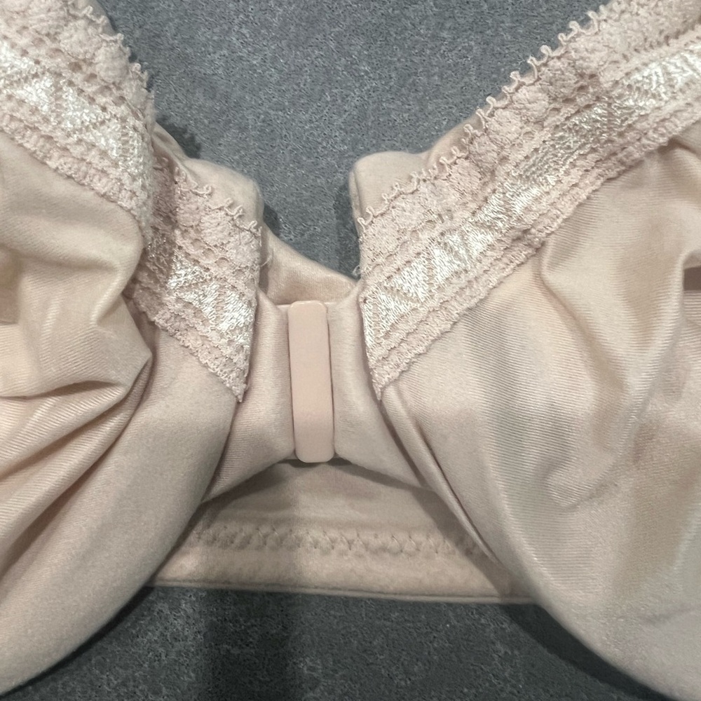 Wacoal Front Closure Cream Lace Trim Bra - Picture 3 of 7